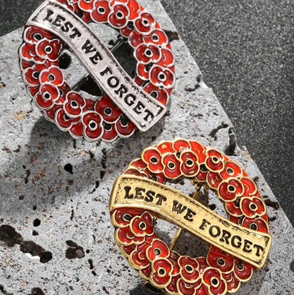 Poppy wreath Pin / Remembrance Day Brooch 💮 - Picture 1 of 6